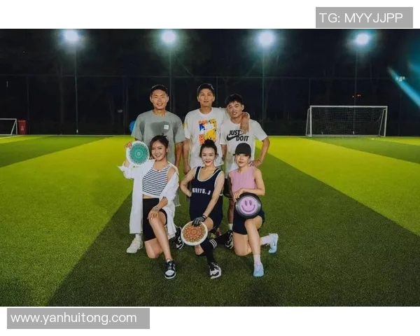 中国网红与足球球星亲密互动引发热议 社交平台互动超高人气